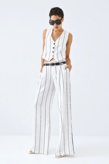 Παντελόνα ριγέ με ασύμμετρο κλείσιμο με κουμπί 63-5024 EIGHT